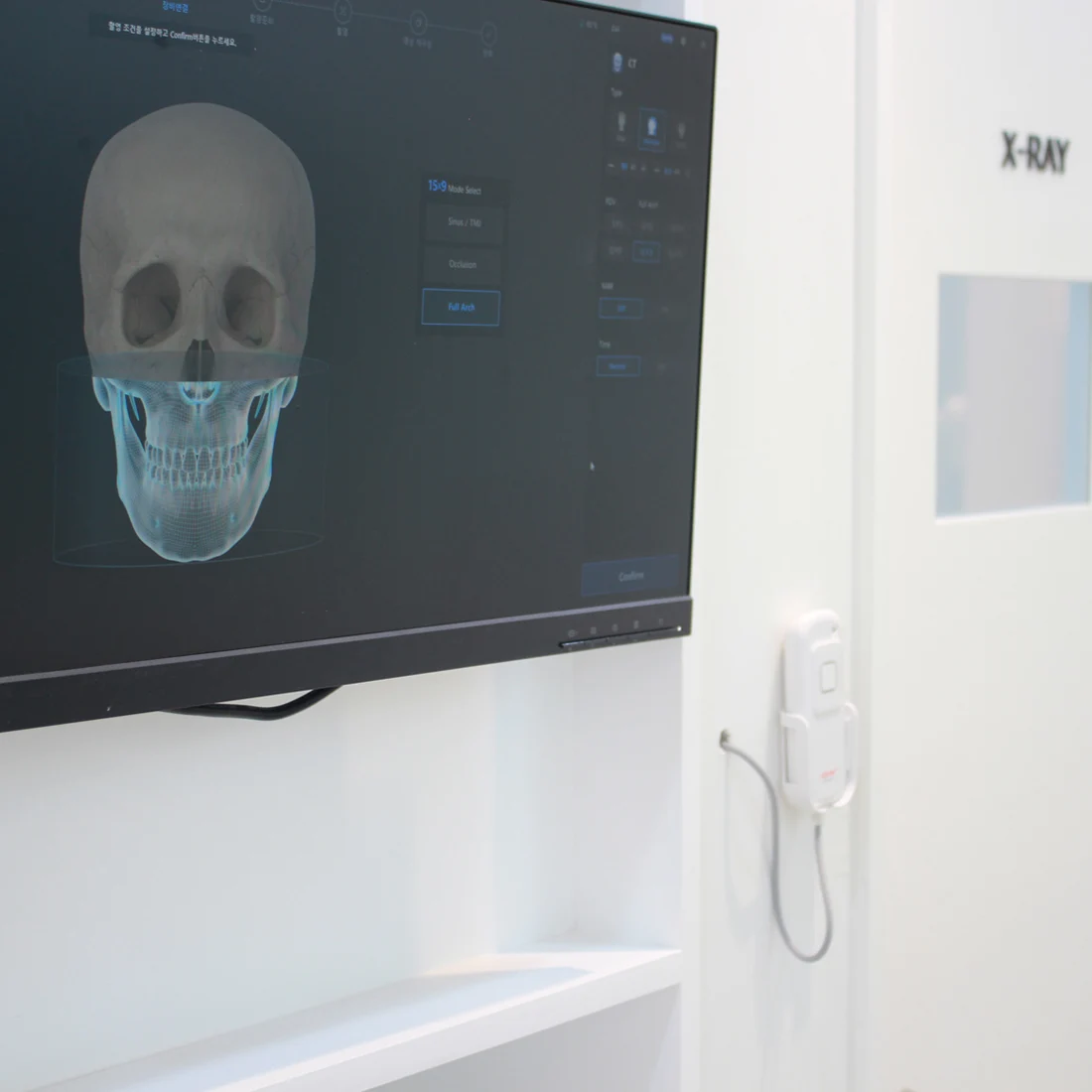 3D 영상 확인 화면촬영한 입체 영상을 여러 방향으로 살펴치아와 주변 구조를 확인합니다.